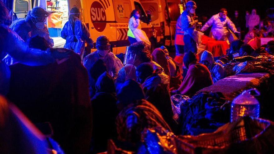 Rescatada una patera con 64 personas al norte de Lanzarote