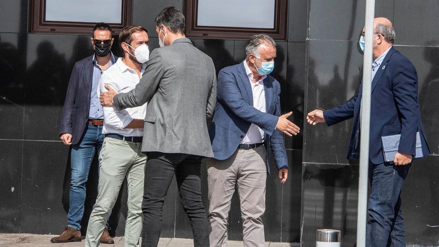 El presidente de La Palma, Mariano Hernández, el presidente del Gobierno de España, Pedro Sánchez, el presidente del Ejecutivo canario, Ángel Víctor Torres, y el delegado del Gobierno en Canarias, Anselmo Pestana, en la rueda de prensa del PEVOLCA de este domingo