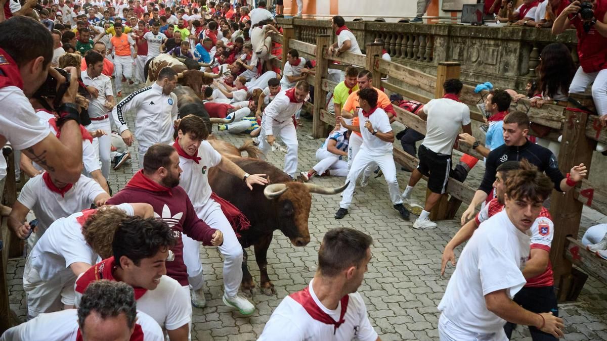 Pamplona cierra los Sanfermines con un encierro accidentado que deja tres corneados