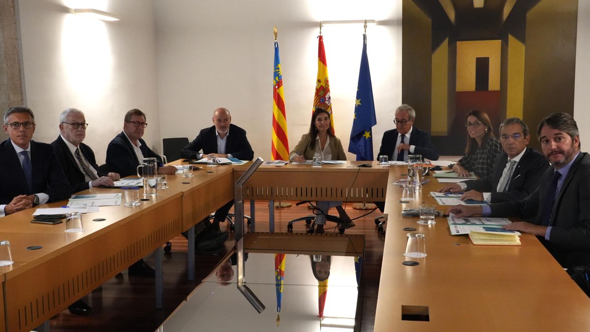 La consellera de Hacienda de la Generalitat valenciana, Ruth Merino, (en el centr0) es presidenta del IVIE, en una imagen de una junta de la institución investigadora.
