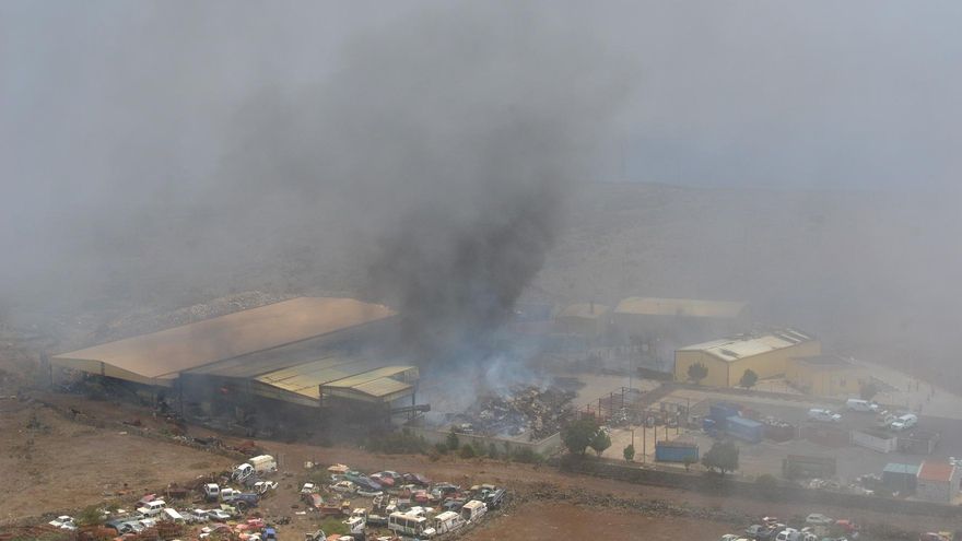 El Complejo Ambiental de El Majano, El Hierro, durante el incendio de este martes.