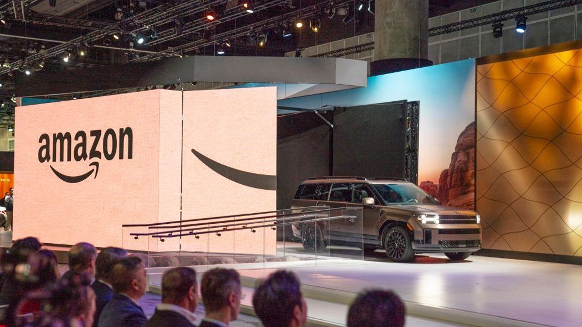 Un modelo de Hyundai saliendo de una caja de Amazon, durante el Salón de Los Ángeles.