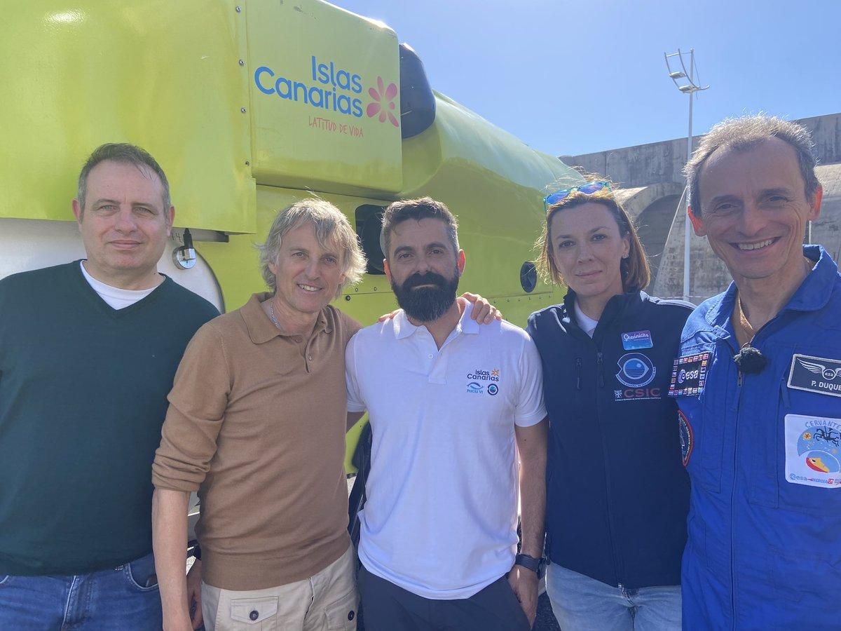 Jesús Calleja y Pedro Duque con científicos del programa de exploración del delta lávico de La Palma. EUGENIO FRAILE