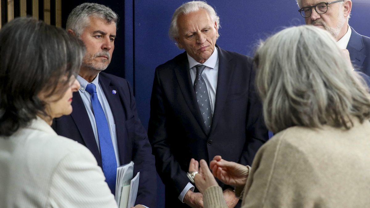 Miembros del jurado del Premio Princesa de Asturias de Comunicación y Humanidades conversan en Oviedo.