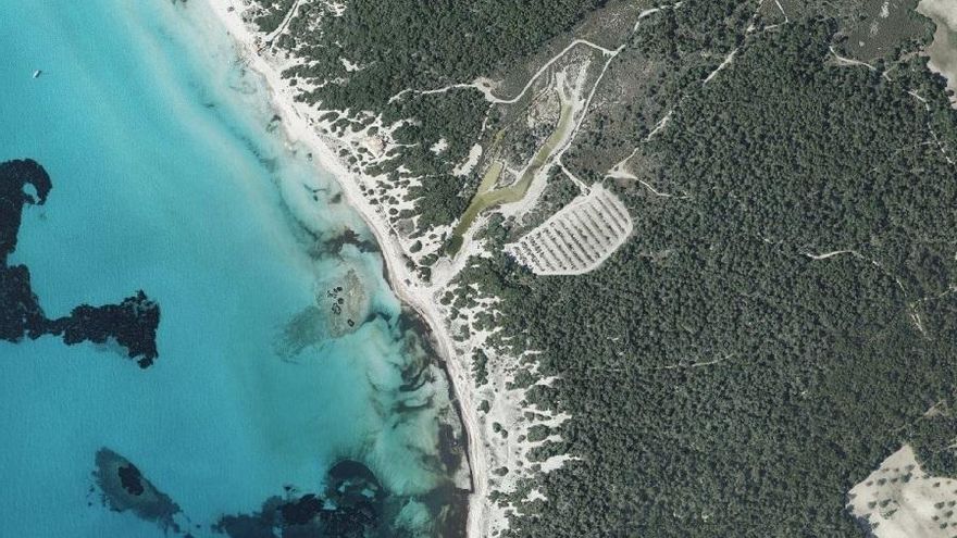 Es Trenc i Es Vedrà, les zones paradisíaques plenes de turistes que tenen menys regulació per culpa d’una llei del PP