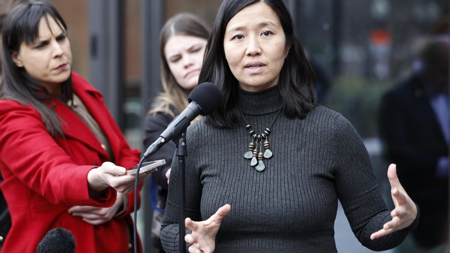 La alcaldesa de Boston defiende con mariachis a los migrantes, ante las "amenazas" de la fiscal Bondi