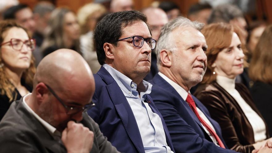 Los ministros para la Transformación Digital, Óscar López, y de Política Territorial, Ángel Víctor Torres, este miércoles en el Instituto Cervantes, en Madrid.