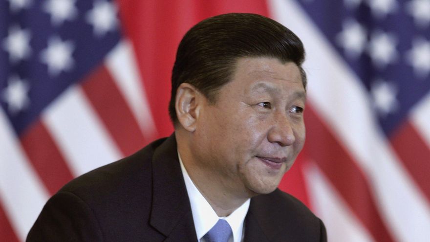 Imagen de archivo del presidente de China, Xi Jiping, con banderas de Estados Unidos de fondo, en un encuentro bilateral con empresarios estadounidenses celebrado en Pekín. EFE/Lingtao Zhang