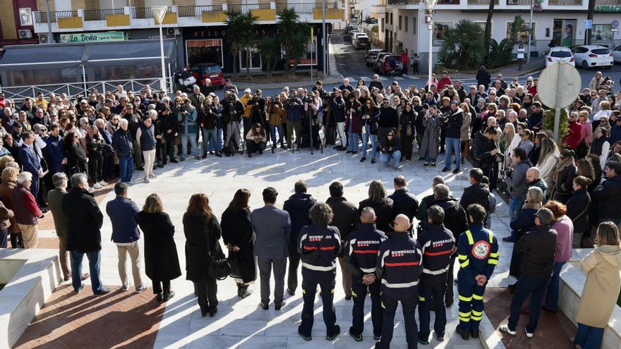 Archivo - Imágenes de los cinco minutos de silencio convocado el pasado 20 de enero por el Ayuntamiento de Punta Umbría (Huelva) en memoria de las personas fallecidas en el accidente de tren de Adamuz.