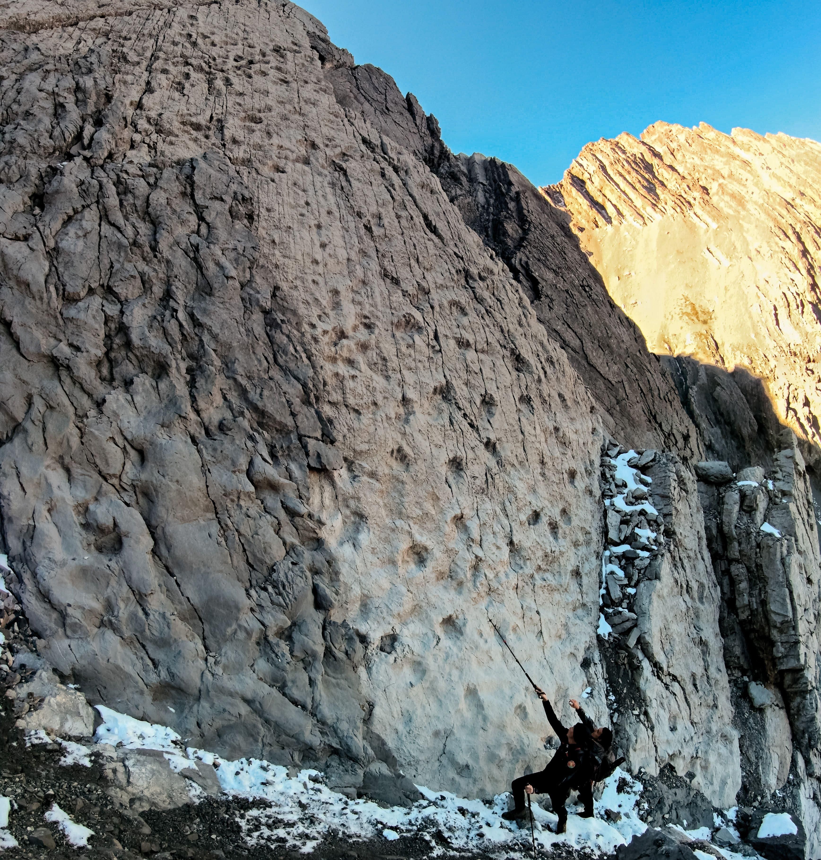 El agente de los Carabineros Giacomo Regazzoni (izquierda) y el empleado del parque Elia Vitalini inspeccionan huellas de prosaurópodos del Triásico Tardío descubiertas en el valle de Fraele, en el norte de Italia