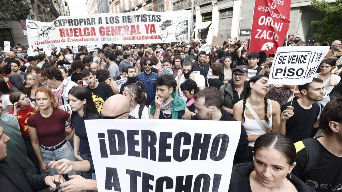 FOTOS | Caras de decepción y llaves en alto en la calle y abrazos en el Congreso: las imágenes de la jornada