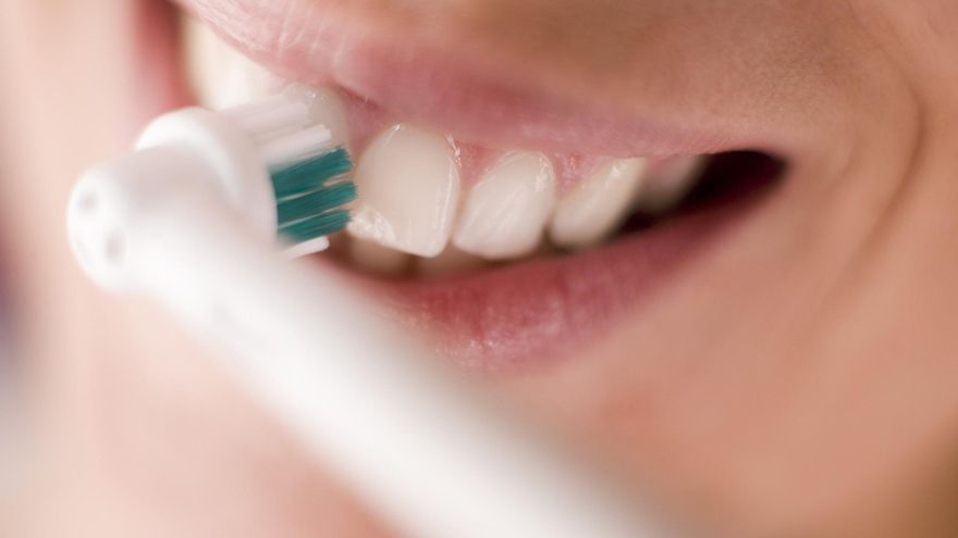 Cinco actos cotidianos que pueden dañar tus dientes