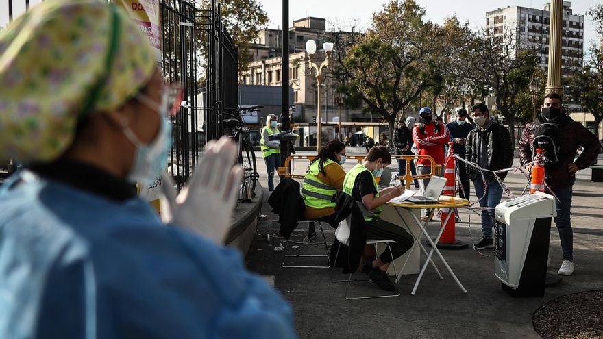 Fotografía de archivo en la que se registró a personal sanitario al practicar pruebas de detección de covid-19 en Buenos Aires (Argentina). EFE/Juan Ignacio Roncoroni