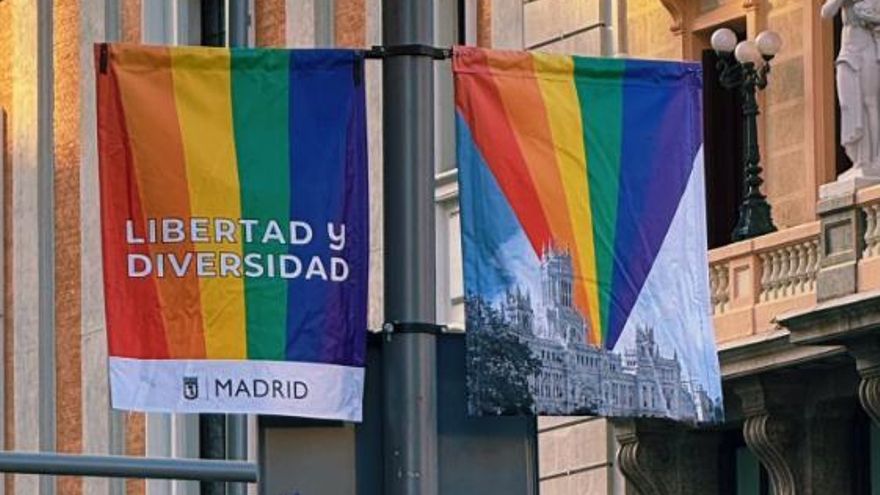 Almeida incluye la bandera arcoíris sobre Cibeles en el cartel del Orgullo tres años de polémicas después