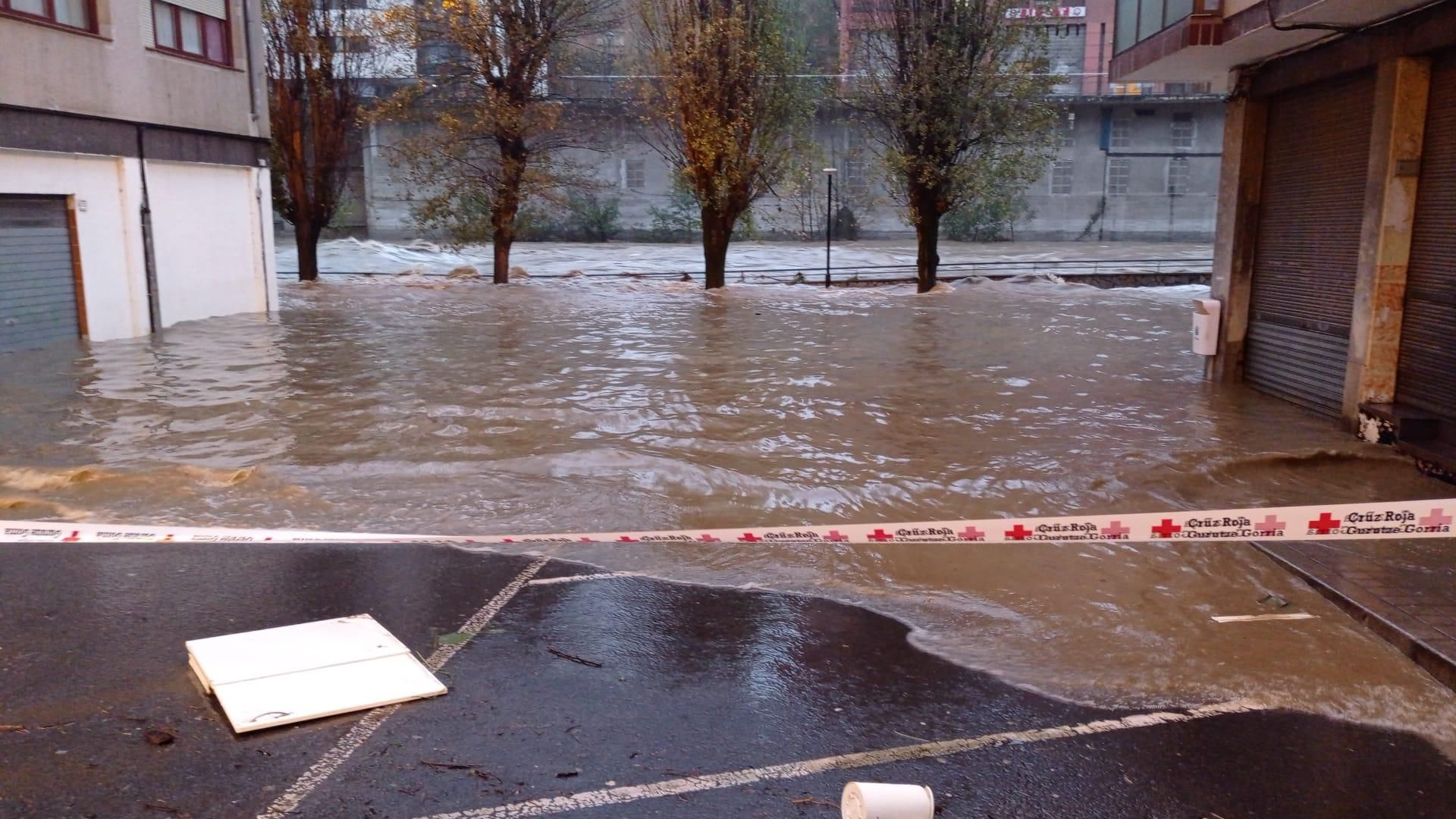Una zona anegada por el agua en Basauri
