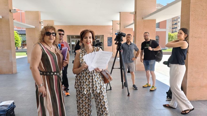 Nájera Metropolitano entrega 2.600 firmas para exigir a la Consejería un "transporte rural digno"