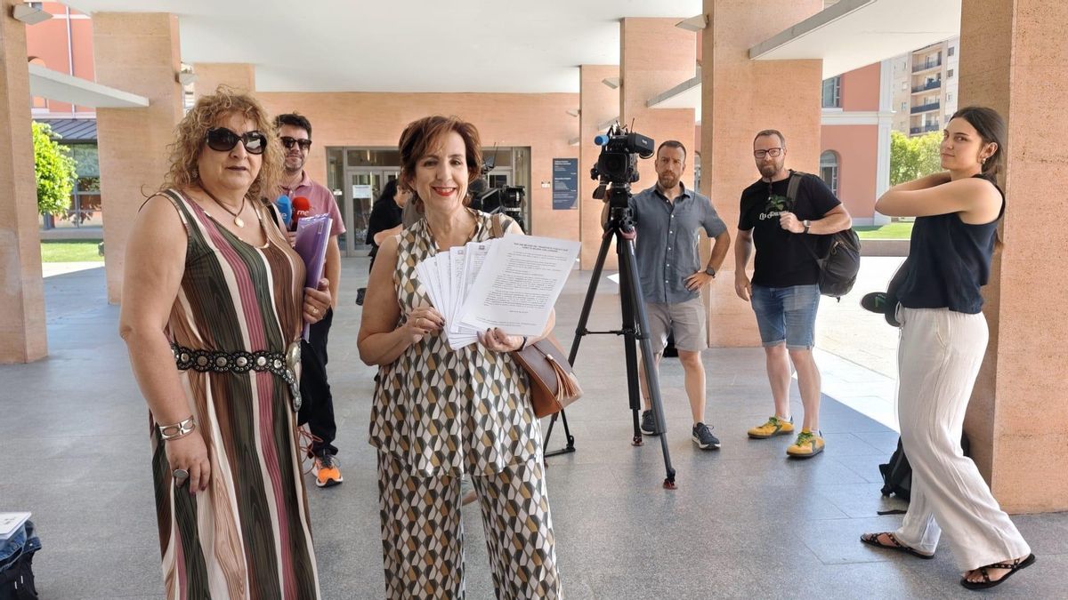 Nájera Metropolitano entrega 2.600 firmas para exigir a la Consejería un "transporte rural digno"