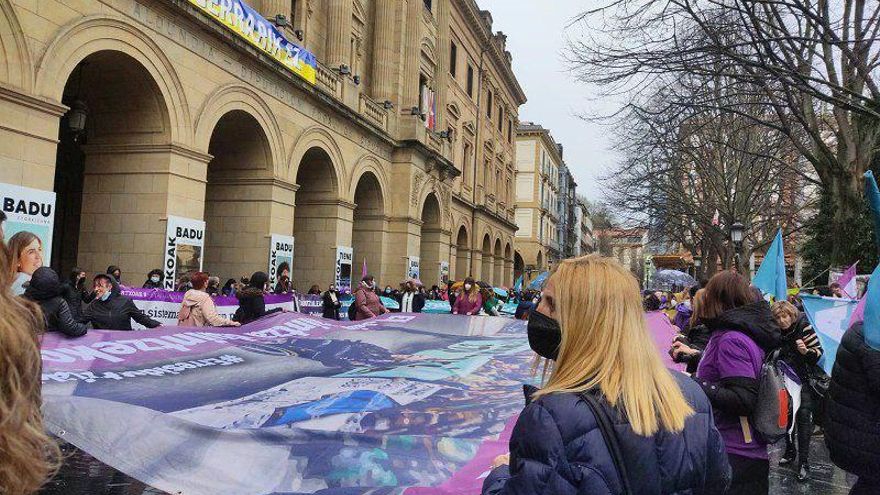 Trabajadoras del sector de cuidados se concentran en Donostia