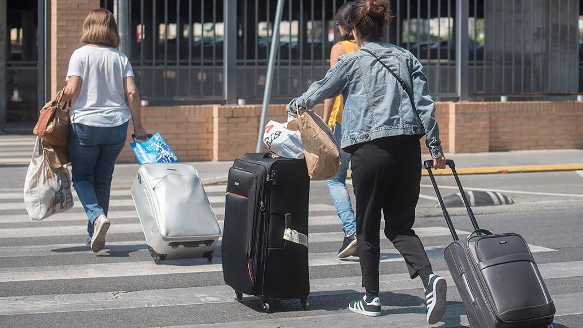 Grandes maletas, camino de la estación (Archivo)