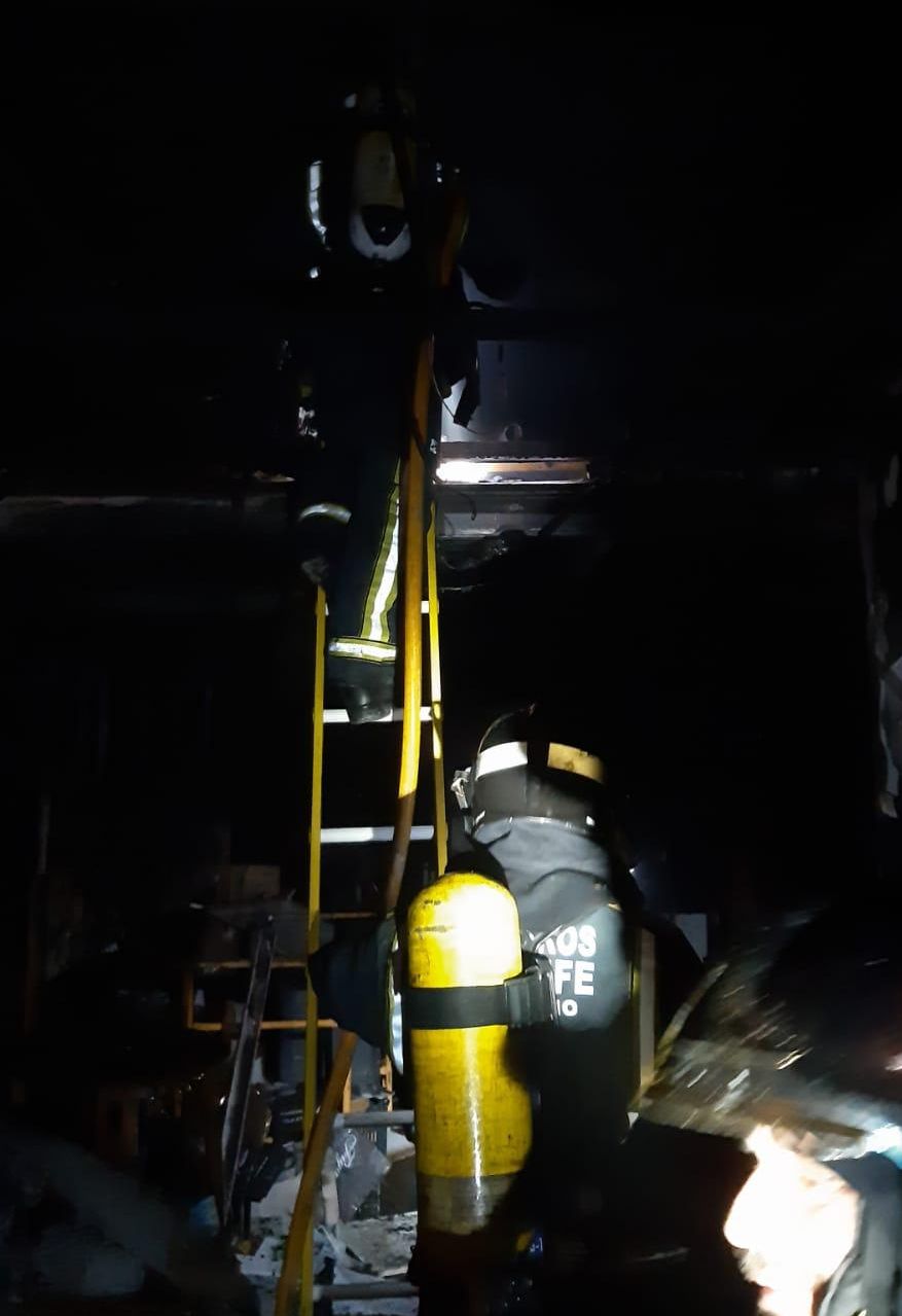 Los bomberos tuvieron que acceder a la vivienda para rescatar a una persona con problemas de movilidad