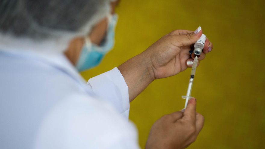 Fotografía de archivo de una enfermera mientras prepara una dosis de la vacuna china Sinopharm en Caracas (Venezuela). EFE/ Rayner Peña R