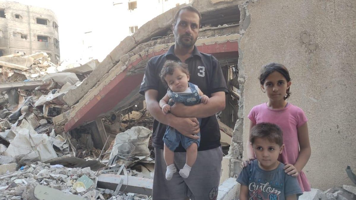 Mohammed Al Hindi, junto a sus tres hijos.