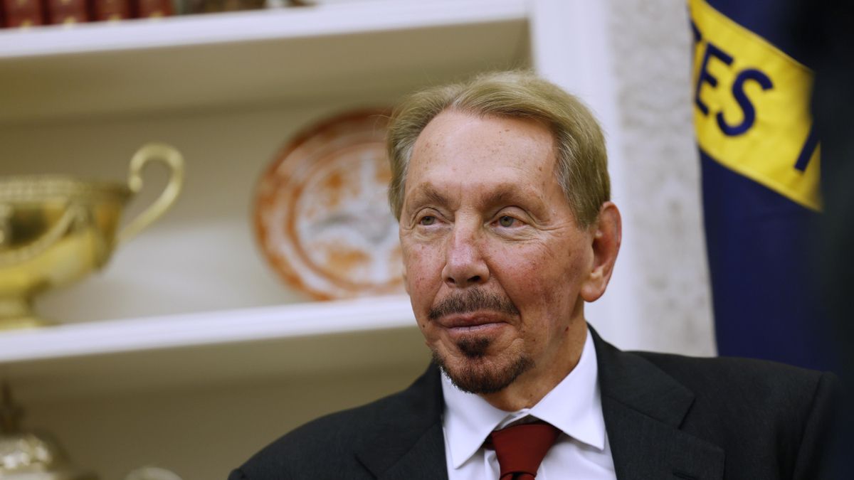 Larry Ellison, cofundador, director de tecnología y presidente ejecutivo de Oracle, escucha al presidente de EEUU, Donald Trump, hablar con la prensa en el Despacho Oval, el 3 de febrero de 2025 en Washington, D.C.