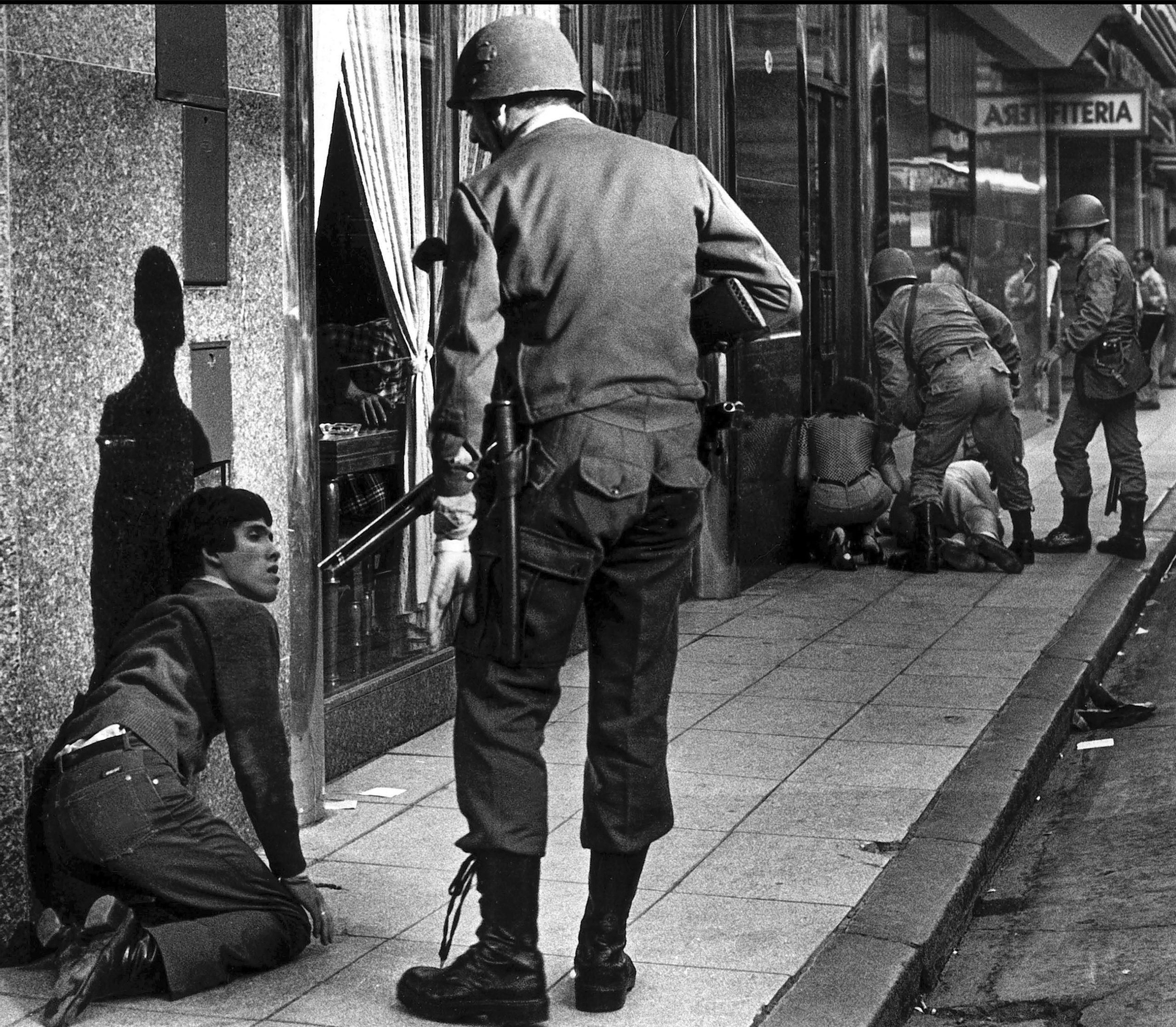 Represión policial durante la marcha de la CGT el 30 de marzo de 1982. El plan económico de la dictadura era imposible de implementar sin un aparato represivo sin precedentes.