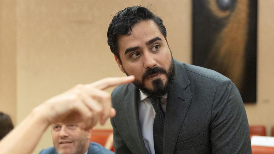 Alvise Pérez alienta una cacería contra un periodista que cubría la llegada de Puigdemont y lo acusa de “mercenario” por no detenerlo