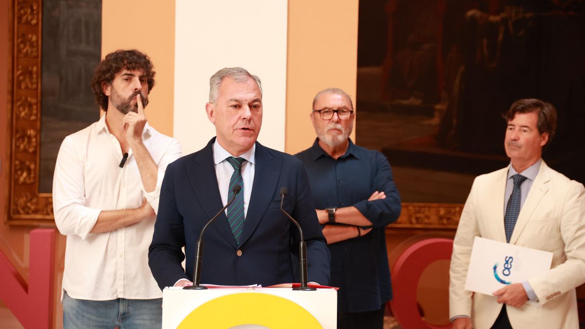 El alcalde de Sevilla, José Luis Sanz (c); acompañado por el presidente de la CES, Miguel Rus (1d); y los secretario generales de UGT Sevilla, y CCOO Sevilla, Juan Bautista (2d); y Carlos Aristu (1i)