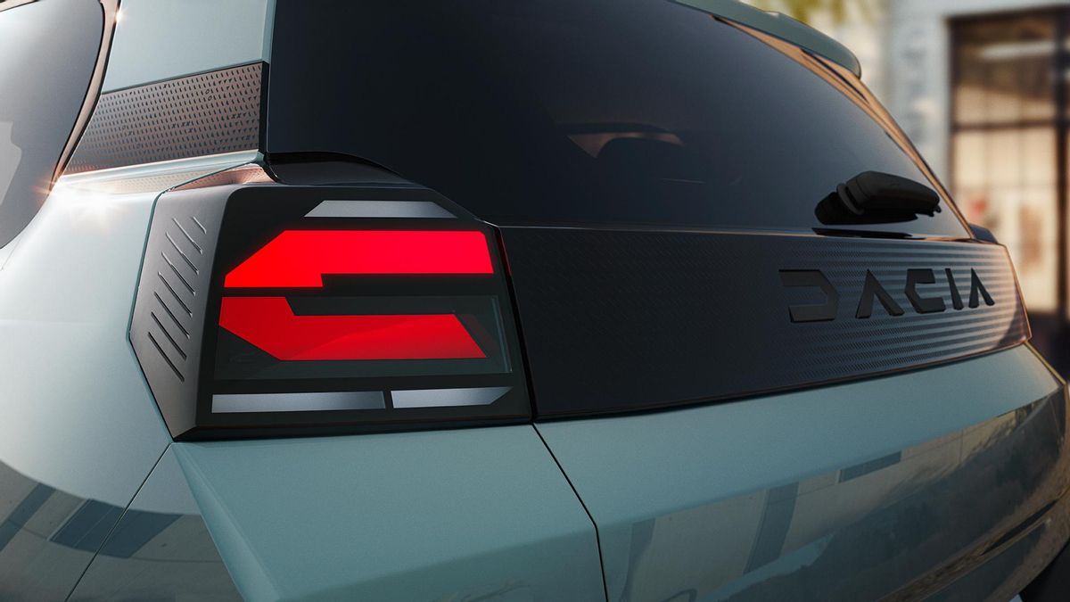 Detalle del pilar y el piloto traseros del eléctrico de Dacia.