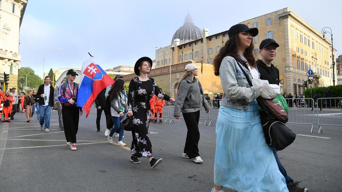 Varios jóvenes se acercan a la plaza de San Pedro antes del funeral del Papa