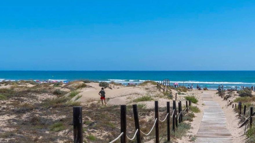 La playa de Alicante con casi dos kilómetros de arena fina y rodeada de dunas y vegetación frente al Mediterráneo