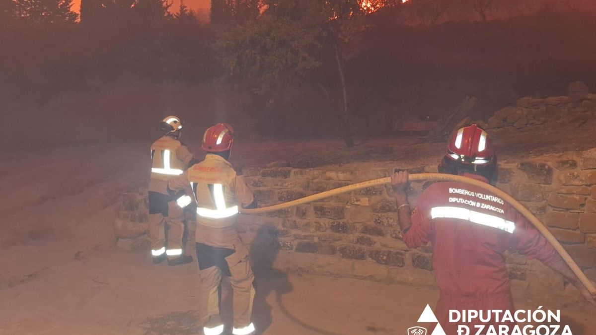 El incendio de las Cinco Villas alcanza ya las 12.000 hectáreas quemadas tras una noche de fuerte avance