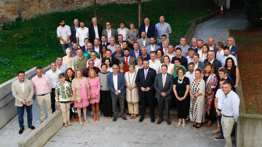 Barbón se compromete con los alcaldes a asumir las escuelas de 0-3 y a aumentar el fondo de cooperación municipal