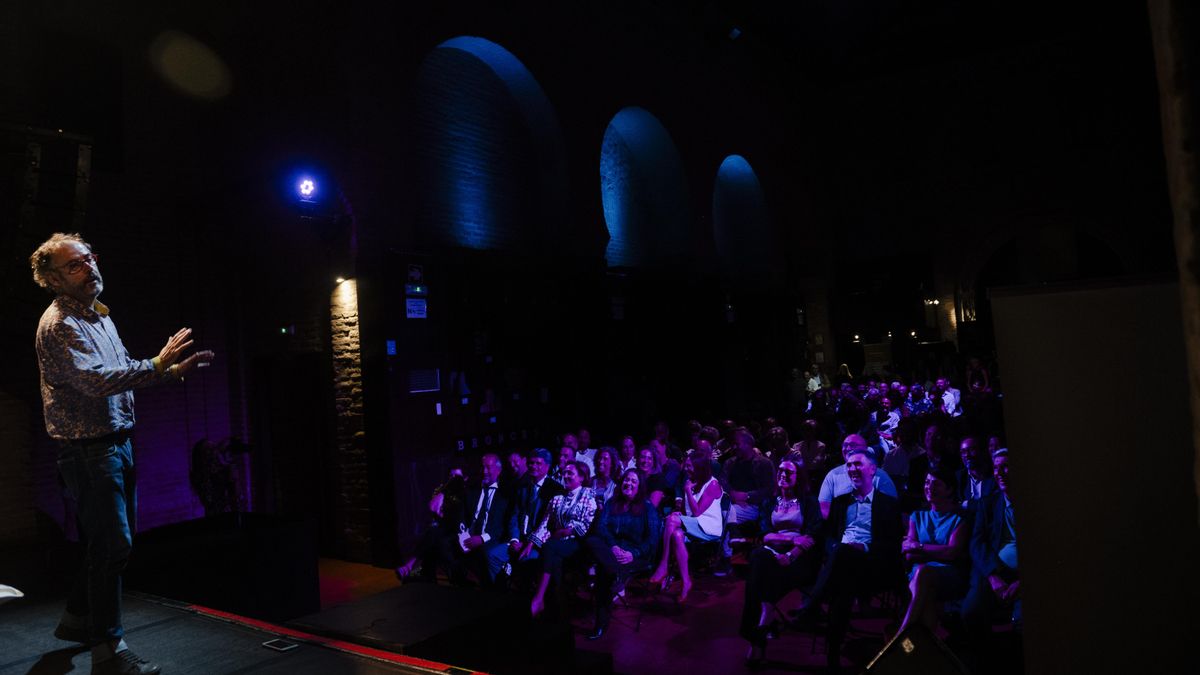 El cuentista Pablo Albo durante su espectáculo final