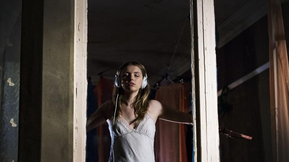 La generación Z los recupera: ¿por qué los auriculares con cable vuelven a estar de moda?