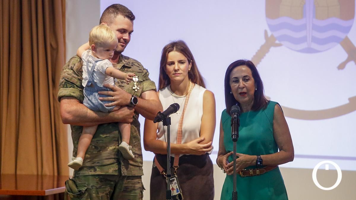 La ministra de Defensa, Margarita Robles, entrega las condecoraciones por la operación Libre Hidalgo y por las acciones realizadas en la DANA