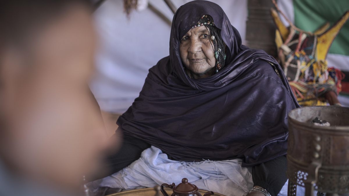 Dadah en una de las jaimas tradicionales desplegadas durante el FiSáhara para mostrar la vida tradicional nómada saharaui.