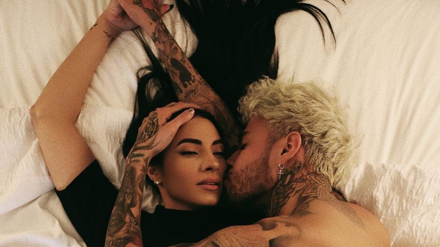 Artista boricua Dalex honra a Lennon y recrea su famosa foto con Yoko Ono