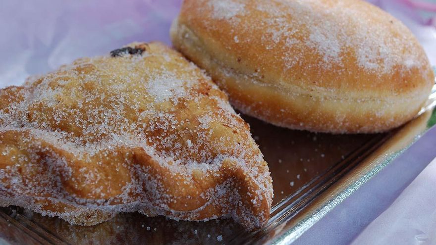 Bombas / bombas (y bartolillos) / la destrucción va a llegar / así que todos a gritar