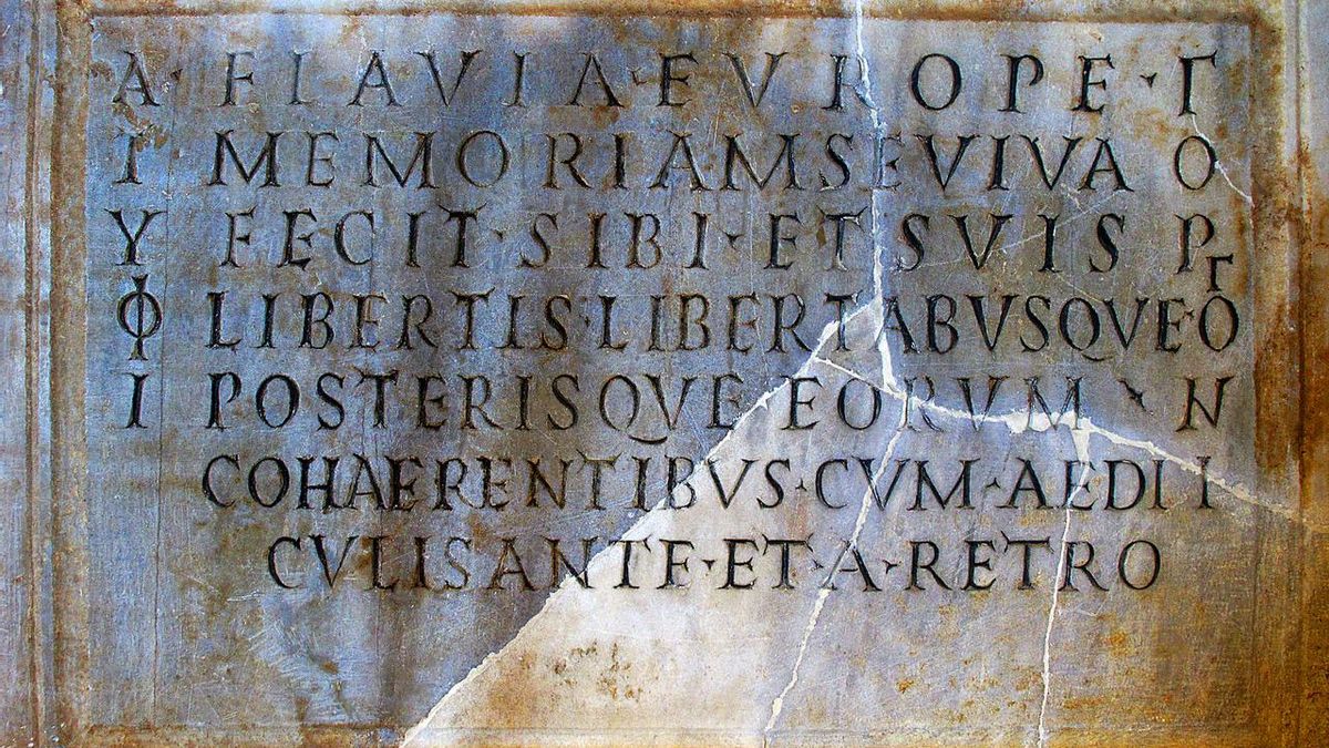 Inscripción epigráfica expuesta en el Castell de Bellver: "De Cayo Brucio Telesforión, liberto de Cayo Brucio Presente, varón de ilustre memoria que fue cónsul por segunda vez (…) Este monumento lo hice con mis propios y modestos recursos; y vosotros, los demás amigos, además de los que arriba están escritos, perdonad (que diga que) este monumento no admitirá ningún extraño para ser enterrado en él".