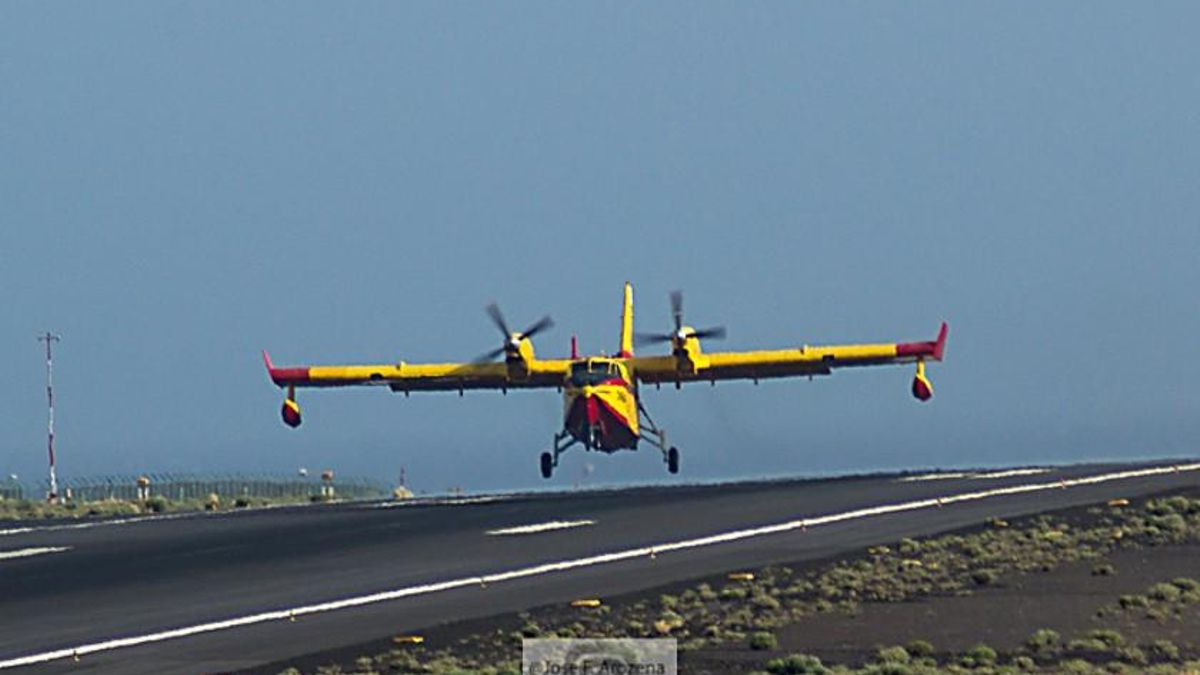 FOTOGALERÍA | Los hidroaviones ya trabajan en el incendio de La Palma