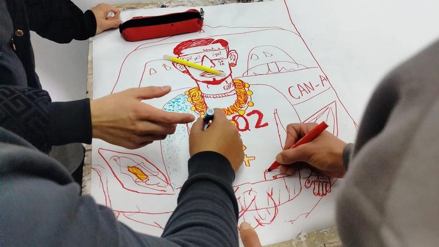 El taller que indaga en la masculinidad tóxica detrás de 'Adolescencia': "Dibujan un hombre violento que no quieren ser”