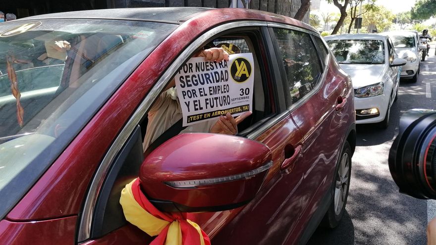 Una caravana de protesta rodea la Presidencia del Gobierno de Canarias para exigir test a los viajeros y salvar el turismo en las Islas