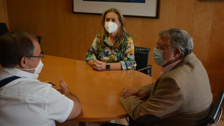 Reunión de Carlos González, presidente de la Autoridad Portuaria de Santa Cruz de Tenerife, y el director del Organismo Portuario, Javier Mora,  con la concejala de Educación y Promoción Turística de Fuencaliente, Celia Santos.