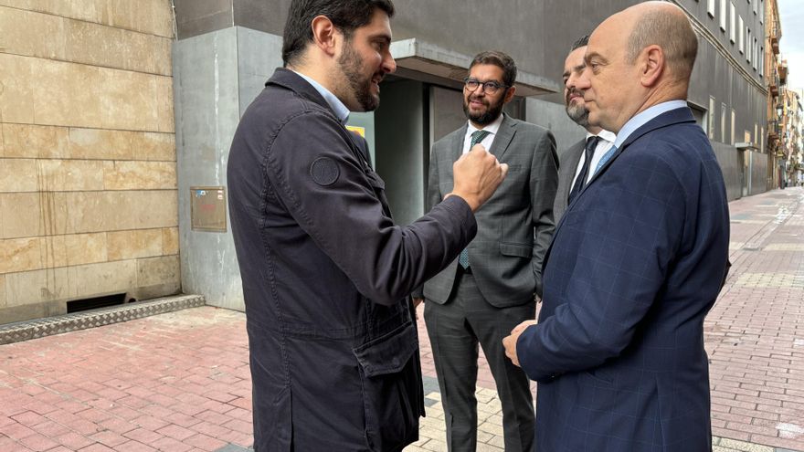 El portavoz parlamentario de VOX en las Cortes de Aragón, Alejandro Nolasco, conversa con el portavoz adjunto, Santiago Morón, junto al local que acogerá la futura Comisaría de Policía Local de Zaragoza de Zamoray-Pignatelli.