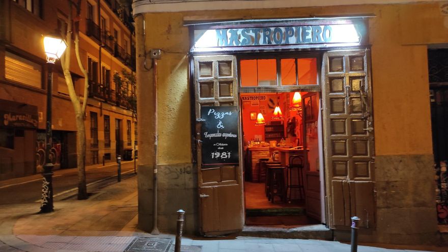 Entrada de Mastropiero, en la esquina de la calle Dos de Mayo con San Vicente Ferrer