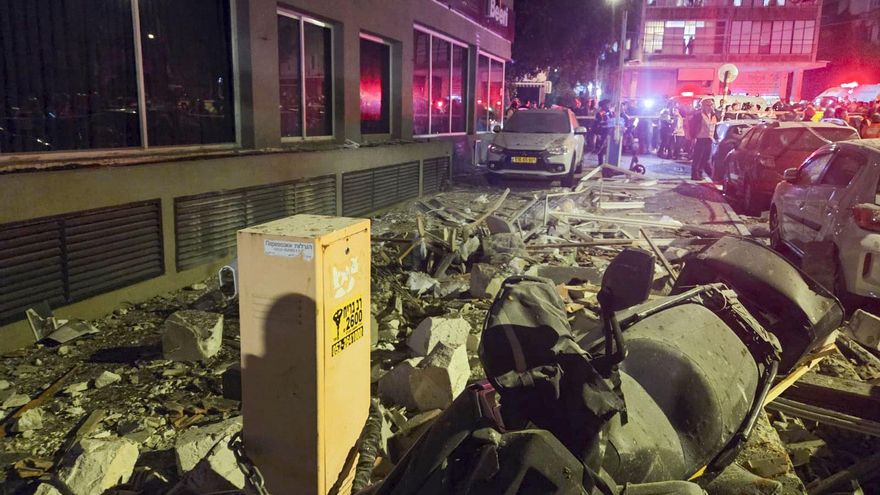Dos personas murieron en Ramat Gan, en el distrito de Tel Aviv, por un impacto en su edificio registrado tras una andanada de misiles de Irán.