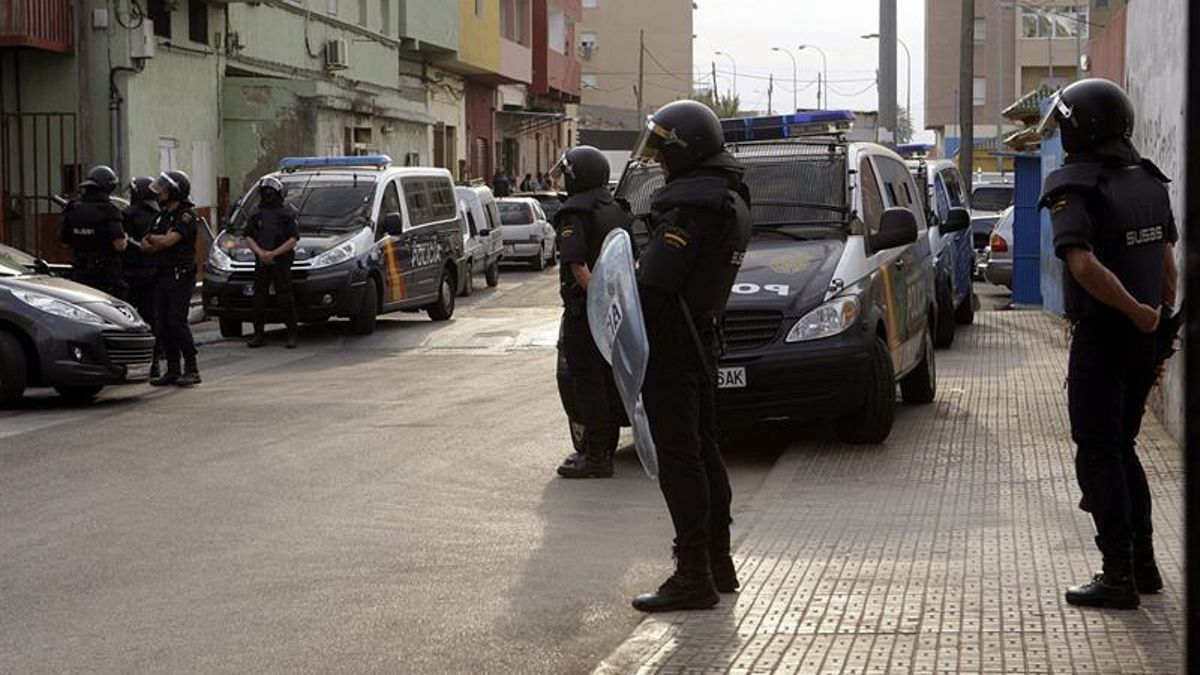 Despliegue de la Policía Nacional en una operación contra el terrorismo yihadista en Melilla